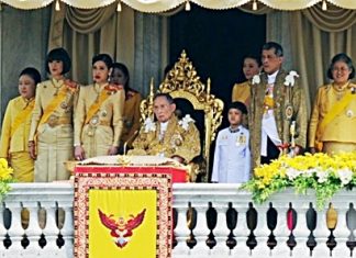 HM the King makes his historic appearance at the balcony of the Ananta Samakhom Throne Hall in the Dusit Palace, marking his 85th birthday.